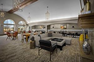 威奇托海滨希尔顿惠庭套房酒店的客厅配有沙发和桌椅