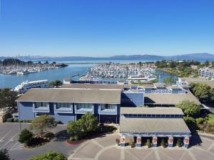 伯克利DoubleTree by Hilton Hotel Berkeley Marina的享有码头的空中景色,在水中划船