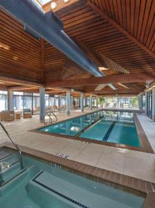 伯克利DoubleTree by Hilton Hotel Berkeley Marina的大楼内的大型游泳池