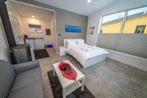 怀特霍斯北极光度假酒店及水疗中心的一间卧室配有一张床、一张桌子和一张沙发