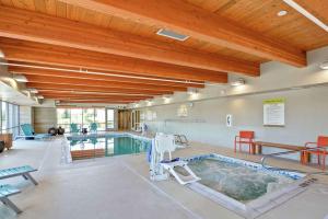爱达荷福尔斯爱达荷福尔斯希尔顿欣庭套房酒店的游泳池,位于带游泳池的建筑内