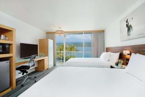 希洛希尔顿逸林大纳尼洛亚大酒店的酒店客房设有两张床和电视。