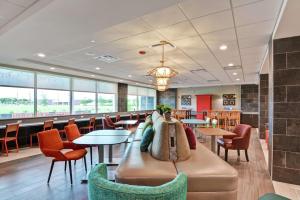 拉波特Home2 Suites by Hilton La Porte的餐厅设有桌椅和沙发。