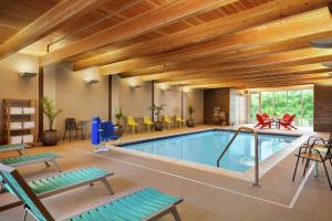 弗雷德里克Home2 Suites By Hilton Frederick的一座带木制天花板的别墅内的游泳池