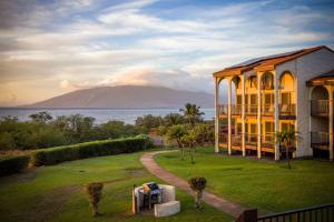 维雷亚阿斯顿毛伊岛山酒店的享有大海和山脉景色的建筑