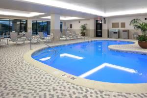 大急流城Embassy Suites By Hilton Grand Rapids Downtown的酒店大堂的大型游泳池