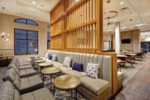 格林维尔Homewood Suites By Hilton Greenville Downtown的酒店大堂配有沙发和桌椅