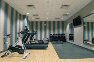 斯帕坦堡Hilton Garden Inn Spartanburg的健身房设有跑步机,健身房提供健身自行车