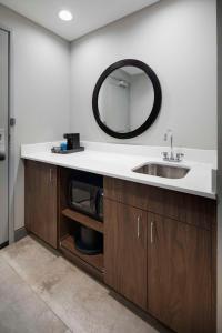 比洛克西Hampton Inn & Suites D'Iberville Biloxi的一间带水槽和镜子的浴室