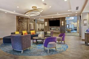 OrangeHomewood Suites By Hilton Orange New Haven的大堂配有沙发、椅子和桌子