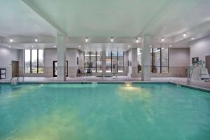 OrangeHomewood Suites By Hilton Orange New Haven的大楼内的大型游泳池