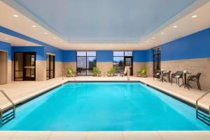 富兰克林Hampton Inn Franklin, IN的蓝色的游泳池,位于酒店客房内