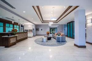 雷斯顿Homewood Suites By Hilton Reston, VA的医院的大厅,有长沙发和桌子