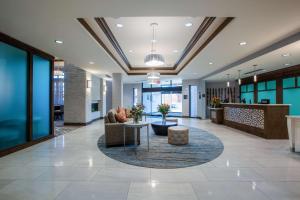 雷斯顿Homewood Suites By Hilton Reston, VA的办公大厅设有等候区和桌子