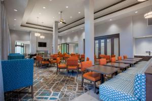 雷斯顿Homewood Suites By Hilton Reston, VA的餐厅内带桌椅的用餐室