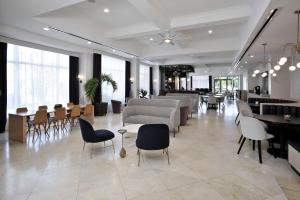 达尼亚滩Hotel Dello Ft Lauderdale Airport, Tapestry Collection by Hilton的大堂设有带桌椅的等候室