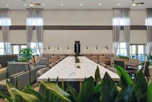 爱迪生Homewood Suites By Hilton Edison Woodbridge, NJ的大型会议室,配有大桌子和椅子