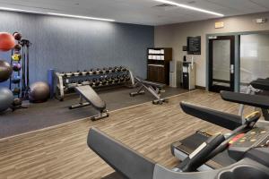 纽瓦克Hampton Inn Newark Airport的一间健身房,里面装有跑步机和举重器材