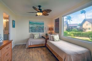 哈纳莱伊Hanalei Colony Resort I-1的一间卧室设有两张床和窗户。