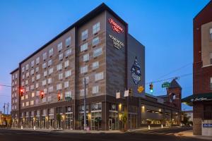 印第安纳波利斯Hampton Inn Indianapolis Downtown IUPUI的街道角落的酒店 ⁇ 染