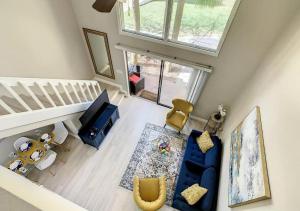 奥兰多Charming Lakeview Retreat的享有带蓝色沙发的客厅的顶部景色。