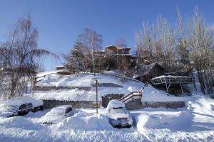 圣地亚哥La Cornisa Lodge的一群停在雪中的汽车