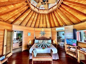 SaraotouExclusive Sunrise Eco Resort的一间卧室设有一张床和木制天花板