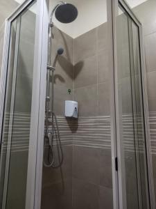 埃斯帕戈斯Nifa House的浴室里设有玻璃门淋浴