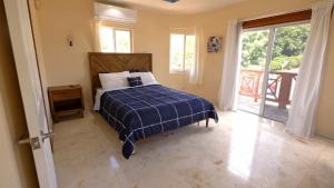 克里斯琴斯特德Royal Palms Estate的一间卧室配有一张带蓝色棉被的床