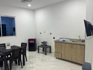 Puerto EscondidoCabaña Maríamar2的客房设有带桌子和水槽的厨房