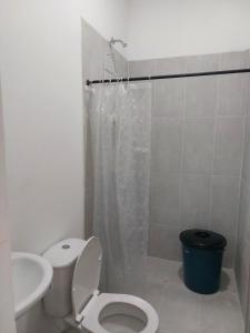 Puerto EscondidoCabaña Maríamar2的浴室配有卫生间、盥洗盆和淋浴。
