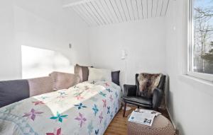 JægersprisLovely Home In Jgerspris With Wifi的卧室配有床、椅子和窗户。