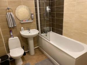 伯明翰Aston Apartment 4 -Secure Parking的浴室配有盥洗盆、卫生间和浴缸。
