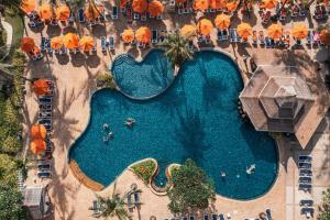 卡塔海滩Beyond Kata的享有度假村游泳池的顶部景致