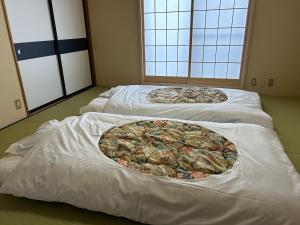 富士吉田市Guest House Fuji no Yado Akebono Building A - Vacation STAY 74316v的一间房间里三张床的组合