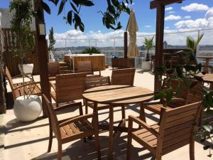 沙佩科Apto de Alto Luxo Duplex - Centro (área nobre)的庭院配有木桌和椅子