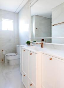沙佩科Apto de Alto Luxo Duplex - Centro (área nobre)的白色的浴室设有水槽和卫生间。