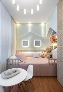 沙佩科Apto de Alto Luxo Duplex - Centro (área nobre)的一间卧室,床上有泰迪熊