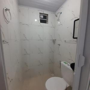 伊塔帕里卡Pousada Estelita的一间带卫生间的浴室和白色瓷砖墙