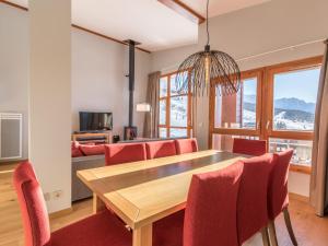 阿克1800Appartement Les Arcs 1800, 5 pièces, 8 personnes - FR-1-352-42的一间带木桌和红色椅子的用餐室