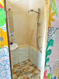 爱妮岛Forest Camp El Nido的带淋浴和盥洗盆的浴室