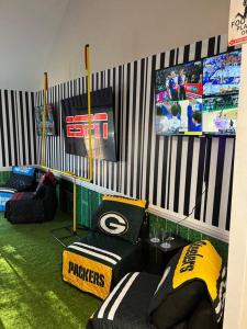 罗利Sports Home w Mini Golf Ping-Pong B-Ball Starbucks的一间设有曲棍球室的房间