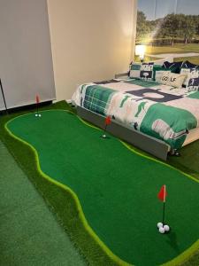 罗利Sports Home w Mini Golf Ping-Pong B-Ball Starbucks的一间设有床铺的房间和一个小型高尔夫球场