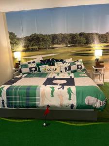 罗利Sports Home w Mini Golf Ping-Pong B-Ball Starbucks的一间卧室配有一张带绿色和白色毯子的床