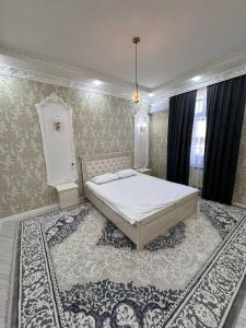 撒马尔罕Квартира Самарканд的一间卧室配有一张床和地毯