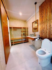 沙拉海滩Tropical Crystal Villa的一间带卫生间和水槽的浴室