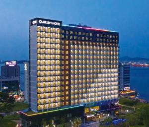 仁川市Airsky Hotel Incheon的一座灯光明亮的建筑,一家一星级酒店