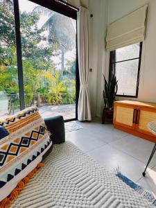 沙拉海滩Tropical Crystal Villa的一间卧室设有一张床和一个大窗户