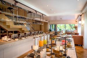 曼谷The Park Nine Hotel Srinakarin的一间提供自助餐的餐厅,展示着各种美食