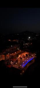 阿尔莫拉Kasar Himalaya Holiday Home, Binsar Rd的享有建筑的夜间灯光美景